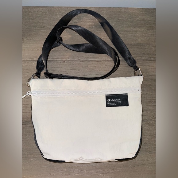 Lululemon clean lines crossbody purse - Picture 2 of 16